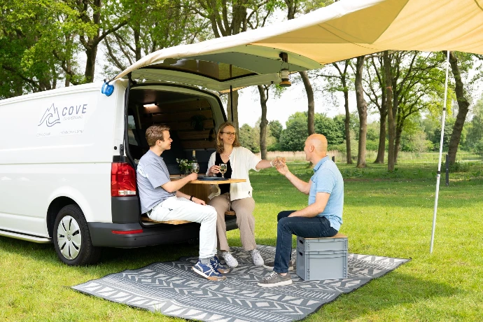 Cove Camperbox gezellig zitten met de familie aan de picknick tafel